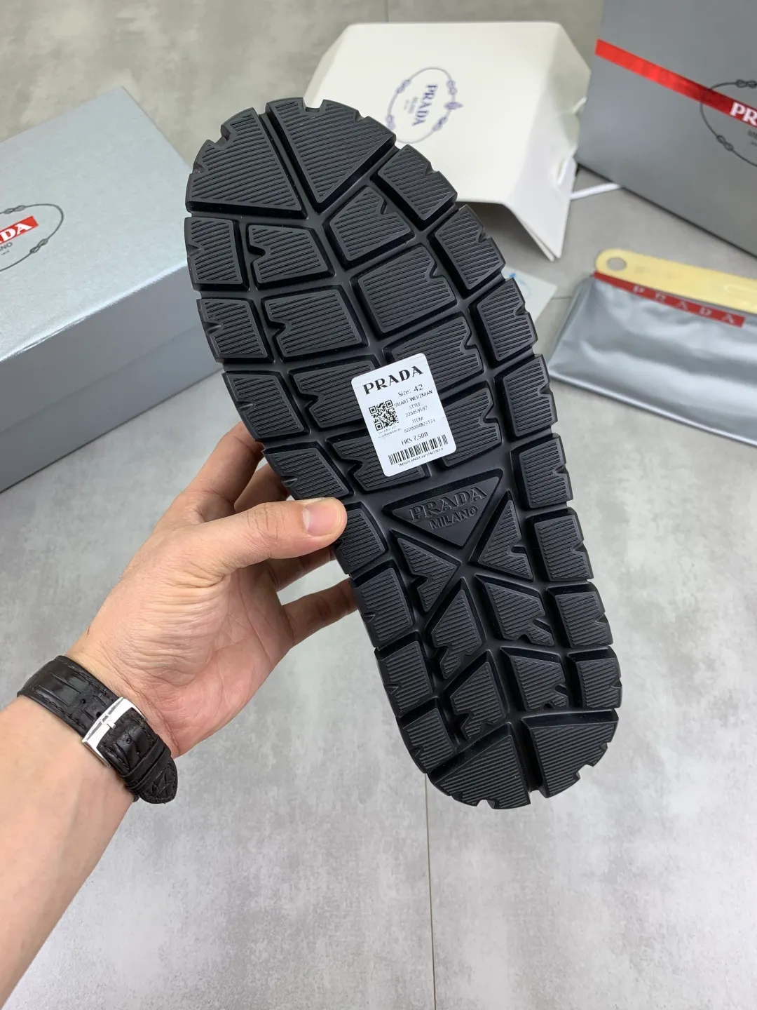 Men's men's shoes 💰P580💰 [New style] popular models are on the official website, 🆘 Trendy brand (Prada) mainly promotes popular models, avant-garde and versatile fashionable men's shoes private version mold opening, cowhide surface splicing 1:1.. Fashionable and simple, original imported cowhide lining cowhide feet; the atmosphere and personality are more fashionable, eye-catching and pursuing class. It will subvert the old idea and be a must-have for fashionistas with you! Must keep it for yourself! Tall and comfortable, large and low, high-end quality workmanship. Number of yards: 38-45 4️⃣optional.